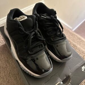 Jordan Men's Black and White Sneakers